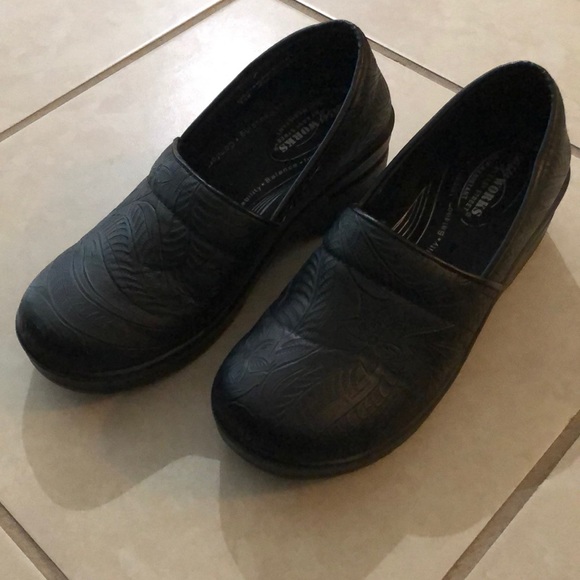 black waitress shoes